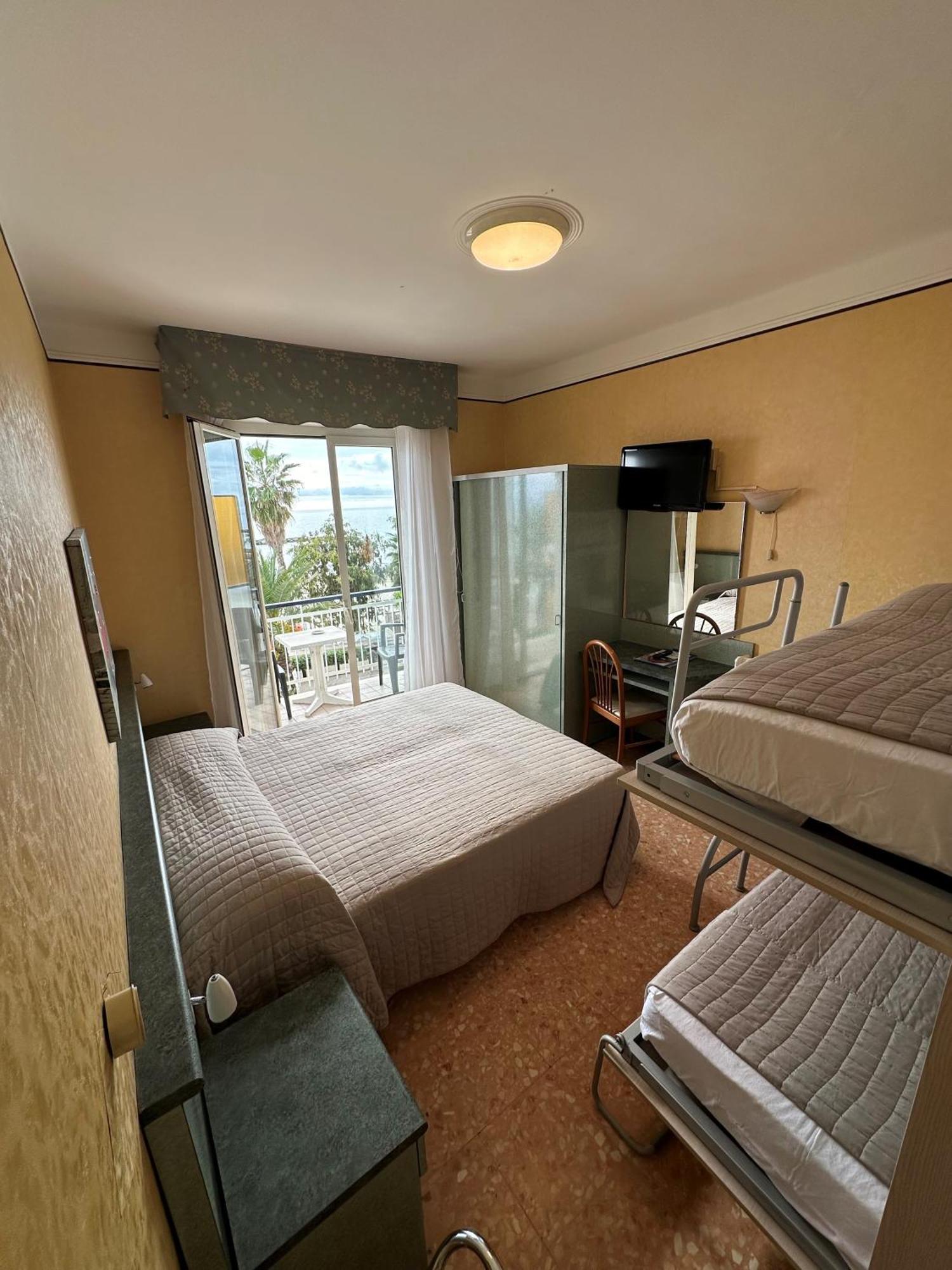 Hotel Svizzera アルマ・ディ・タッジャ エクステリア 写真